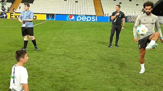 Salah da 'toques' con un joven aficionado sin piernas Salah da 'toques' con un joven aficionado sin piernas