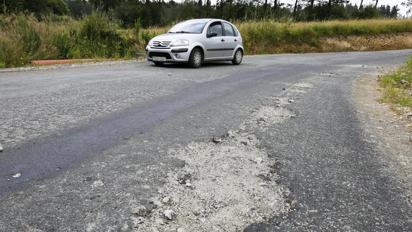 Carretera mal estado hola, quería denunciar el mal estado de la carretera LU-P-2204 ya que en su parte intermedia(km 5 aprox.) tienen un trozo sin arreglar el cual tiene baches enormes que hay que parar el coche para pasar sin riesgo romper algo, los laterales están muy rotos y no se puede arrimar con el coche cuando viene alguien de frente, también tiene badenes que provocan que el coche toque en el fondo. Aunque se trate de una carretera secundaria, tiene bastante tráfico ya que une dos pueblos(Moman de Lugo y ...