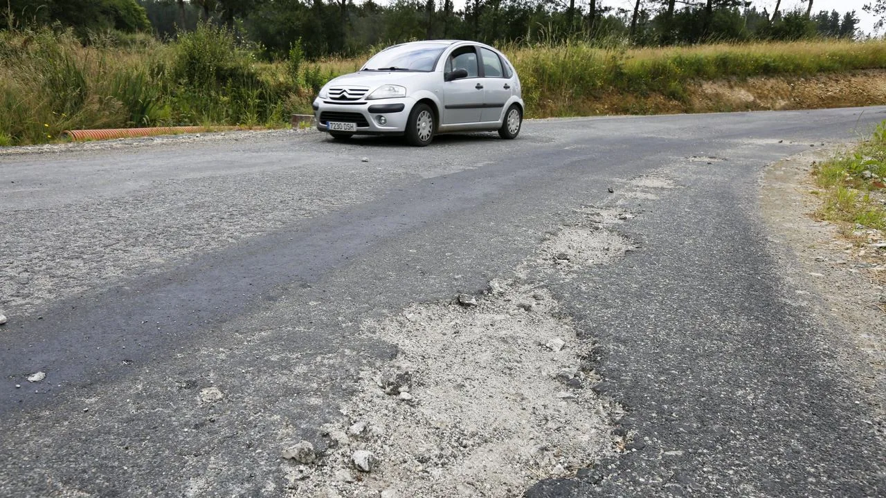 hola, quería denunciar el mal estado de la carretera LU-P-2204 ya que en su parte intermedia(km 5 aprox.) tienen un trozo sin arreglar el cual tiene baches enormes que hay que parar el coche para pasar sin riesgo romper algo, los laterales están muy rotos y no se puede arrimar con el coche cuando viene alguien de frente, también tiene badenes que provocan que el coche toque en el fondo. Aunque se trate de una carretera secundaria, tiene bastante tráfico ya que une dos pueblos(Moman de Lugo y As Pontes de Coruña) además de ser carretera por donde se acorta mucha distancia para ir desde la zona norte hacia Santiago. Adjunto vídeo y aunque no se ve muy bien ya que por el mal estado de la carretera y el movimiento del coche hacen que la persona que grababa no pudiera hacerlo bien, creo que se aprecia el estado. Tengo más vídeos y también en el otro sentido por si los necesitan. Gracias y espero que con esto podamos solucionar algo