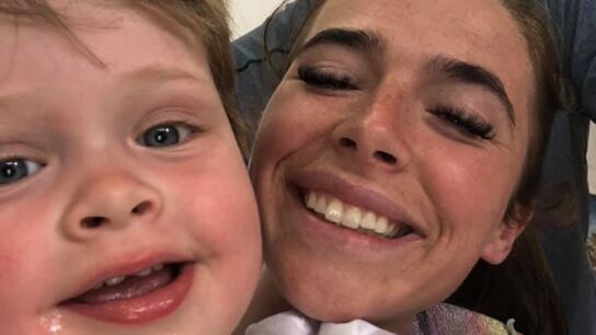 Kayleigh Leonard y su pareja, junto al peque&ntilde;o Arlo