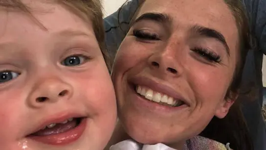 Kayleigh Leonard y su pareja, junto al pequeño Arlo Kayleigh Leonard y su pareja, junto al pequeño Arlo
