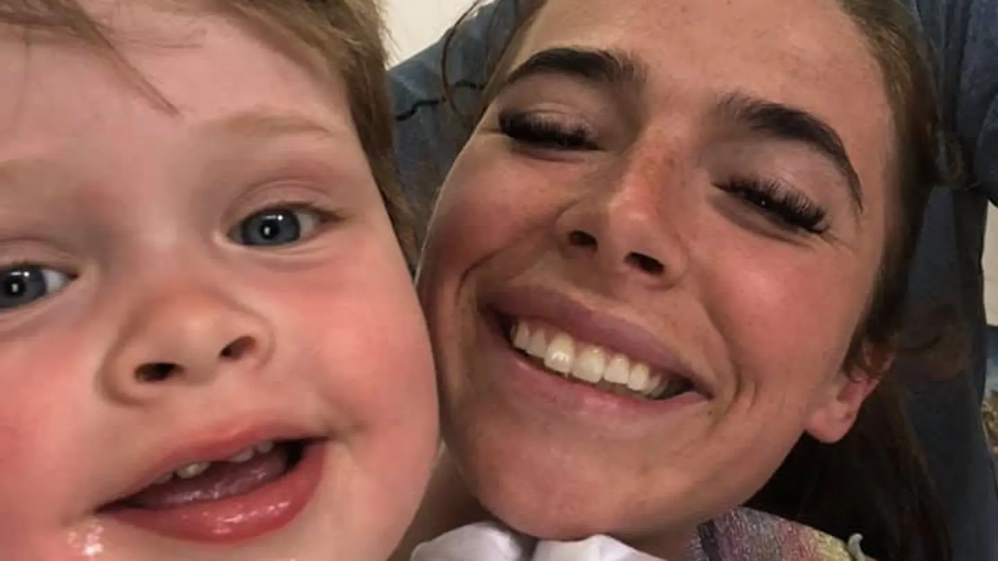 Kayleigh Leonard y su pareja, junto al pequeño Arlo Kayleigh Leonard y su pareja, junto al pequeño Arlo