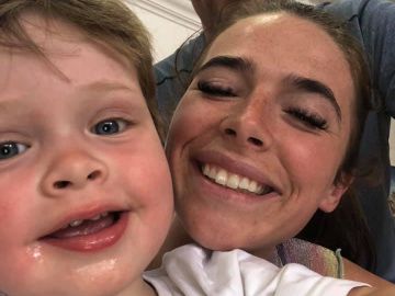 Kayleigh Leonard y su pareja, junto al pequeño Arlo Kayleigh Leonard y su pareja, junto al pequeño Arlo