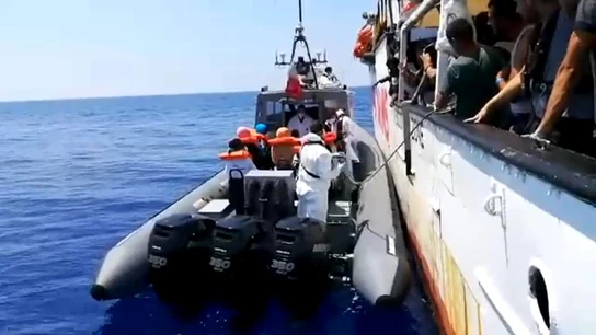 Varios inmigrantes son evacuados desde el barco de la ONG española Open Arms Varios inmigrantes son evacuados desde el barco de la ONG española Open Arms