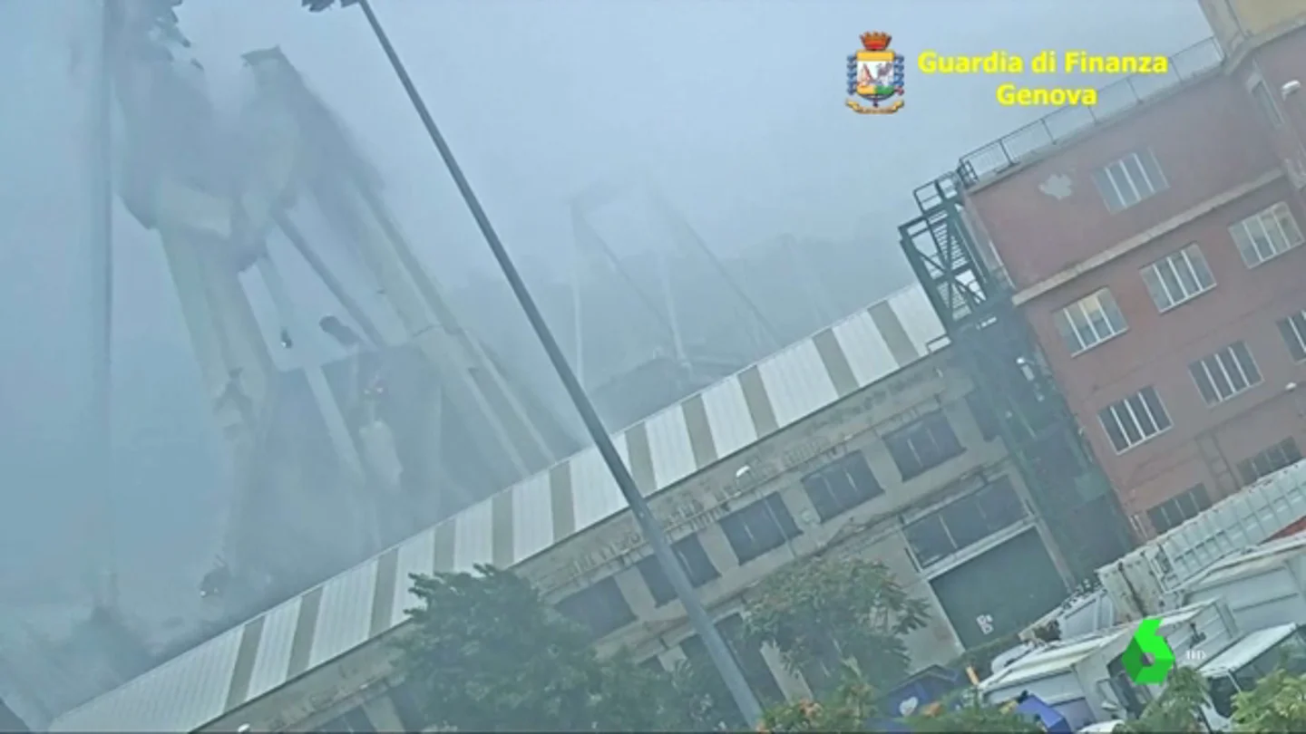 Momento en el que el puente Morandi cae. Momento en el que el puente Morandi cae.