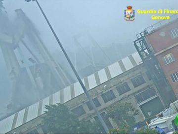Momento en el que el puente Morandi cae. Momento en el que el puente Morandi cae.