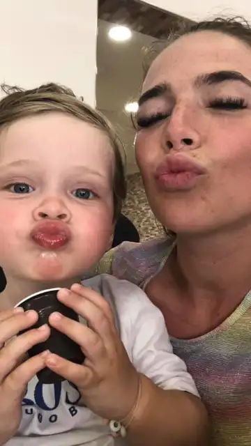 Kayleigh Leonard, junto a su hijo Arlo Kayleigh Leonard, junto a su hijo Arlo