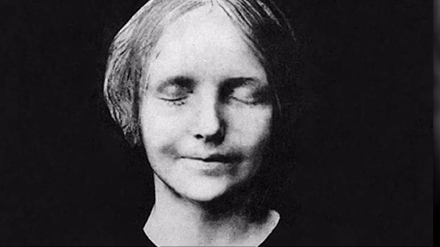 De como una desconocida ahogada en el Sena pasó a ser el rostro más besado de la historia De como una desconocida ahogada en el Sena pasó a ser el rostro más besado de la historia