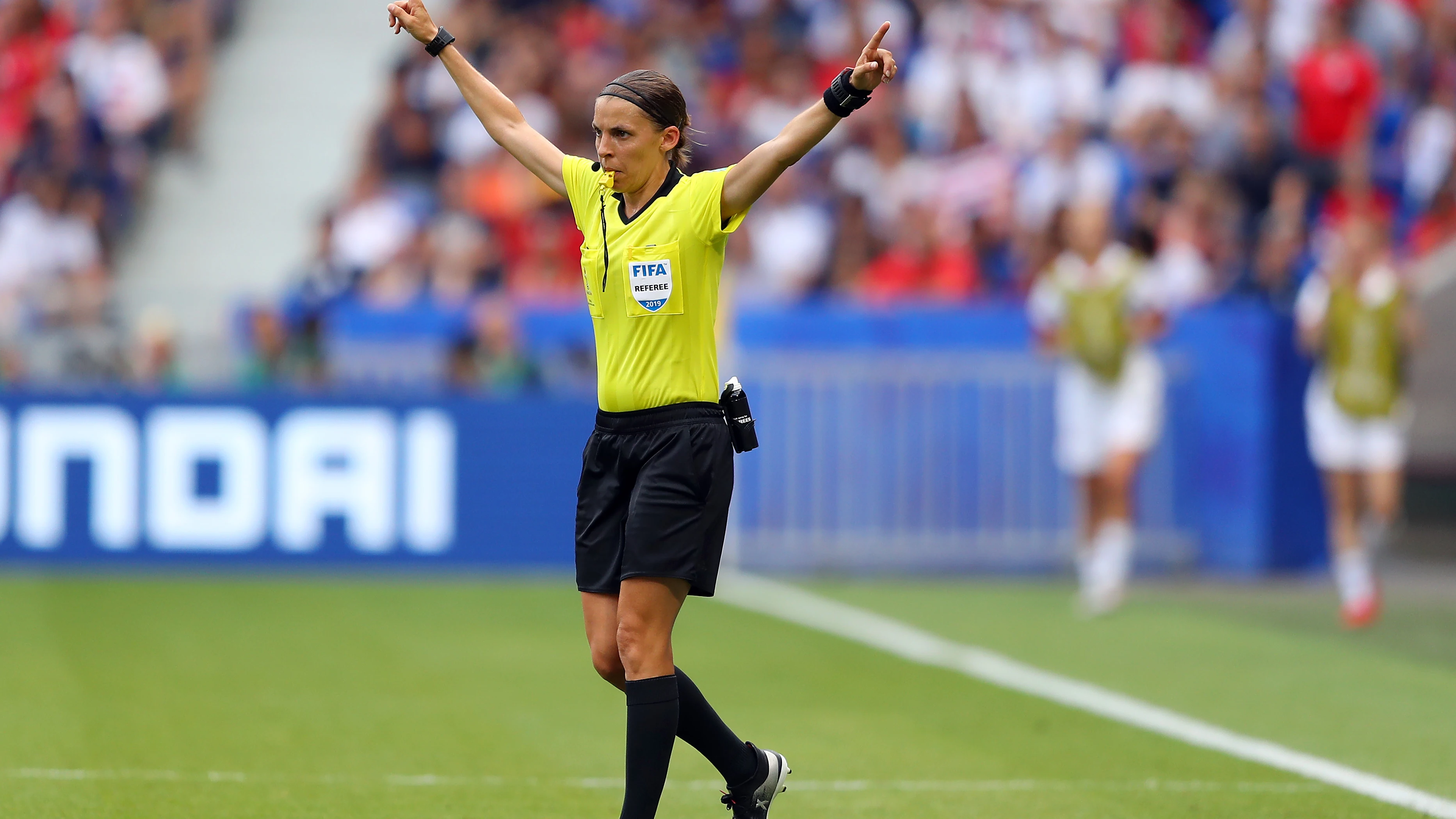 Stephanie Frappart, durante un partido