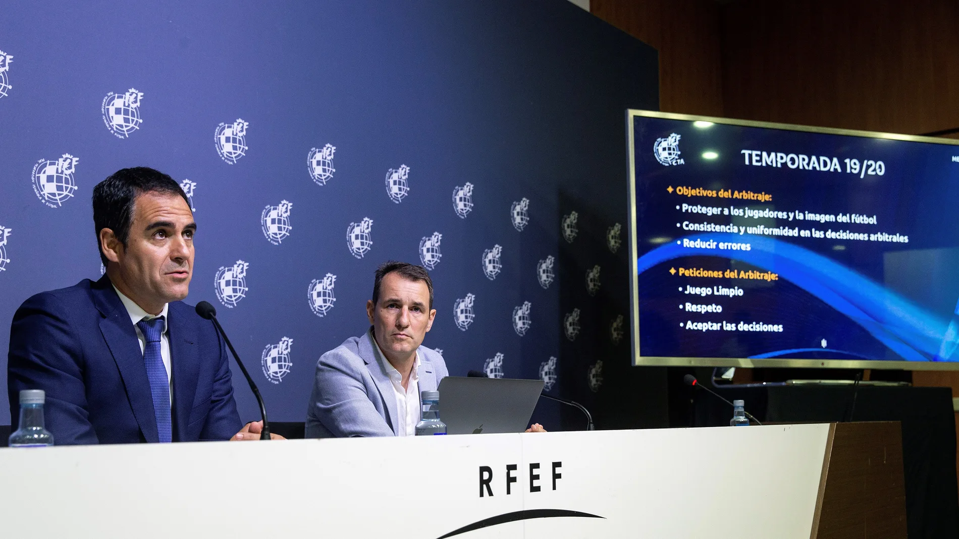 Velasco Carballo y Clos Gómez, explicando las novedades del VAR para la temporada 2019/2020