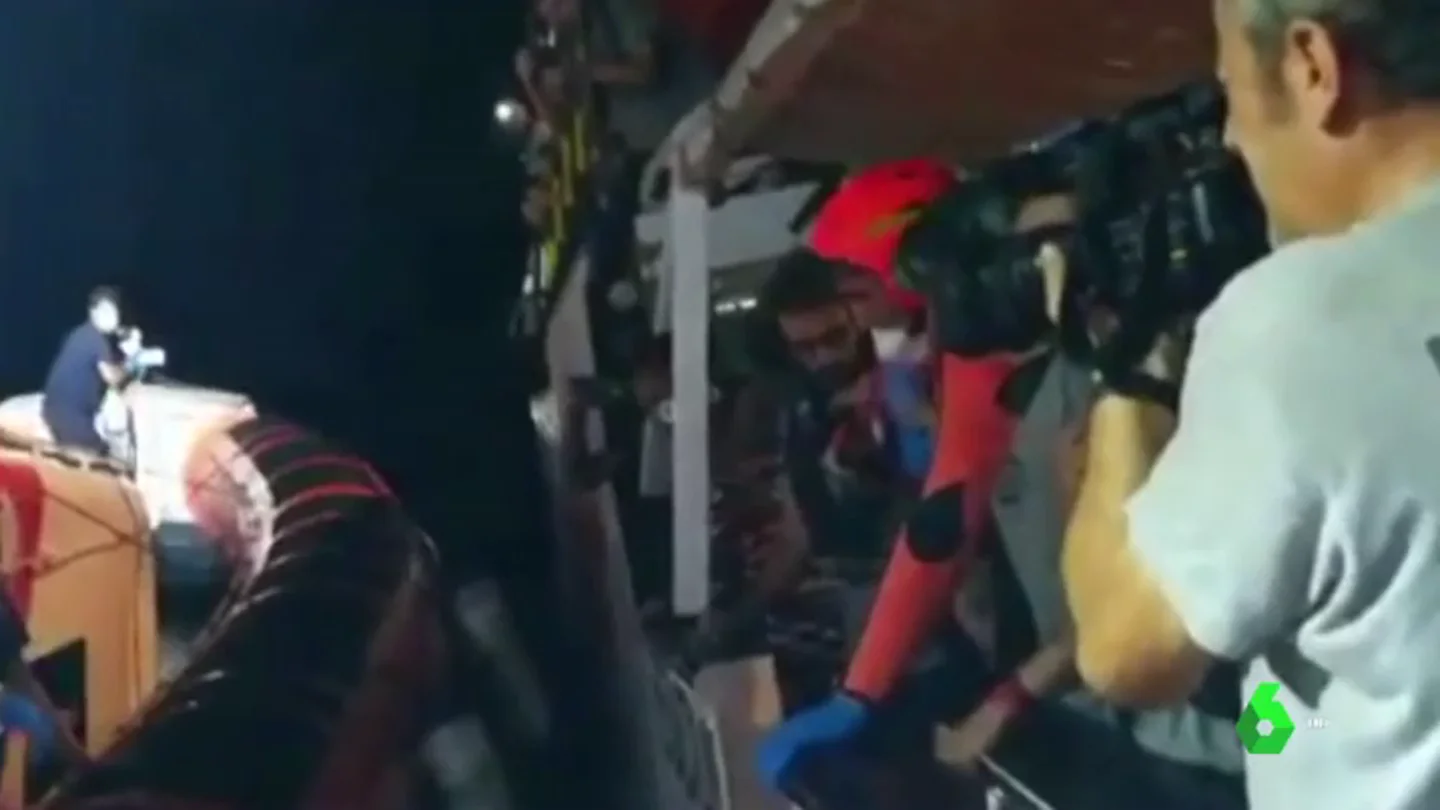 La arriesgada evacuación de dos bebés del buque Open Arms que continúa a la espera de un puerto La arriesgada evacuación de dos bebés del buque Open Arms que continúa a la espera de un puerto