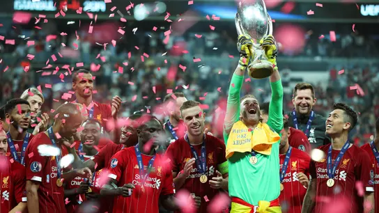 Adrián levanta la Supercopa de Europa lograda por el Liverpool Adrián levanta la Supercopa de Europa lograda por el Liverpool