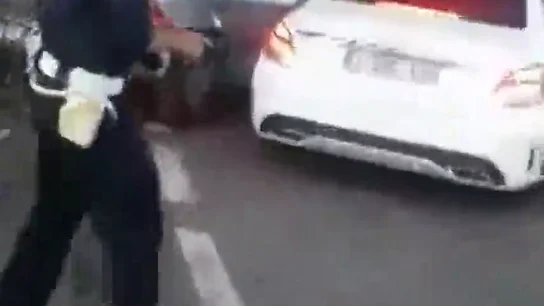 El momento en que un conductor kamikaze se salta el control de frontera en Ceuta El momento en que un conductor kamikaze se salta el control de frontera en Ceuta