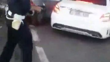El momento en que un conductor kamikaze se salta el control de frontera en Ceuta