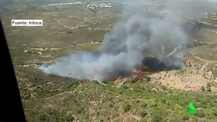 Desalojan a 40 personas por la proximidad de sus viviendas al incendio de El Castillo de las Guardas, en Sevilla