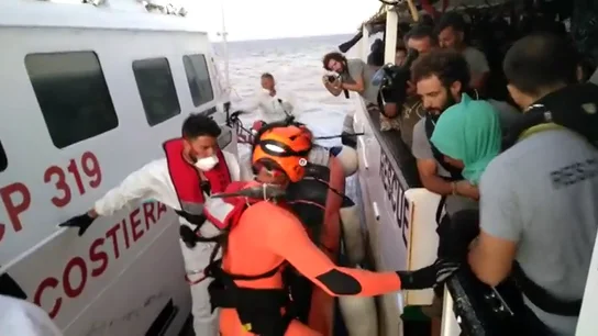 Evacuan de forma urgente a nueve migrantes del 'Open Arms' por motivos psicológicos Evacuan de forma urgente a nueve migrantes del 'Open Arms' por motivos psicológicos