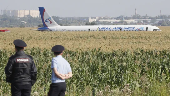 El avión que aterrizó de emergencia en un maizal cerca de Moscú El avión que aterrizó de emergencia en un maizal cerca de Moscú