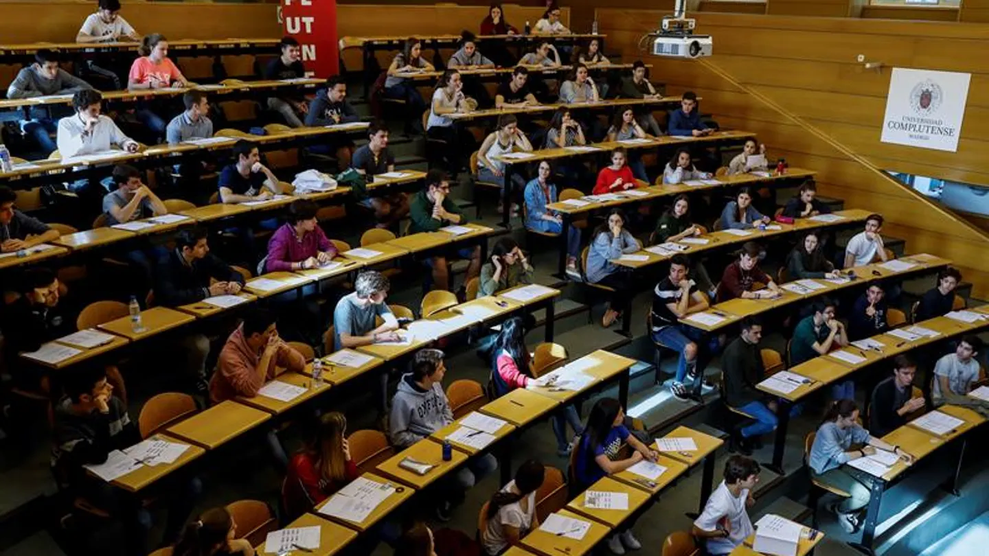 Estudiantes realizando las pruebas de acceso a la universidad Estudiantes realizando las pruebas de acceso a la universidad