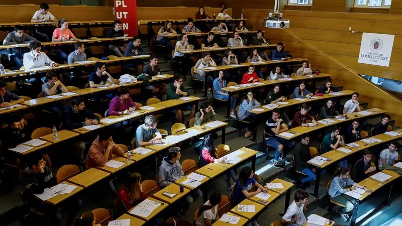 Estudiantes realizando las pruebas de acceso a la universidad