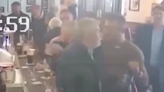 McGregor, en el vídeo de su puñetazo a un anciano McGregor, en el vídeo de su puñetazo a un anciano