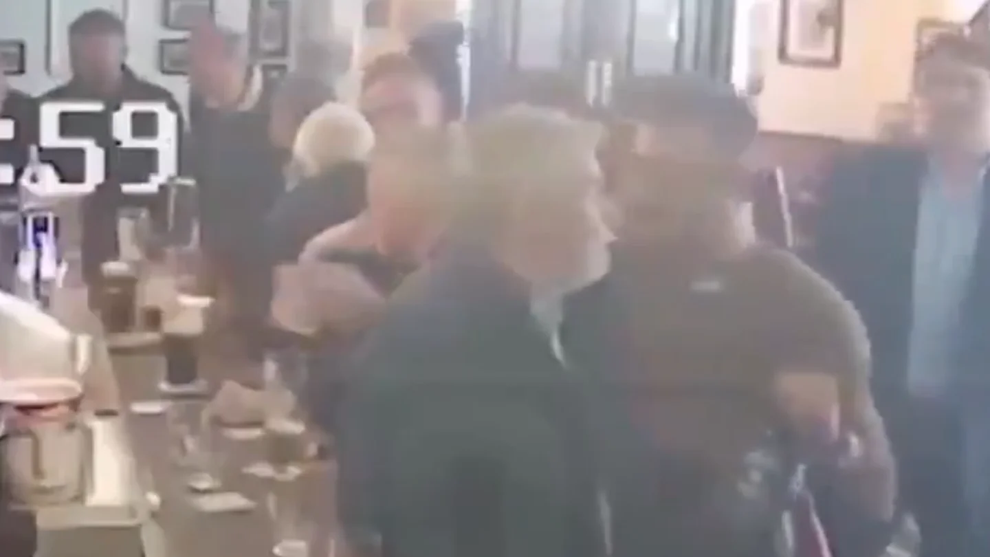 McGregor, en el vídeo de su puñetazo a un anciano McGregor, en el vídeo de su puñetazo a un anciano