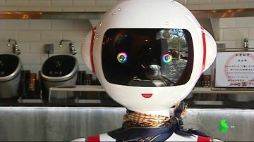 Mulán, camarera robot en un restaurante de Valencia 
