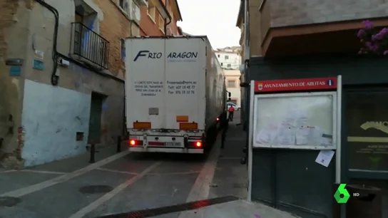 Camión frigorífico atrapado en la calle de un pueblo de Navarra Camión frigorífico atrapado en la calle de un pueblo de Navarra.