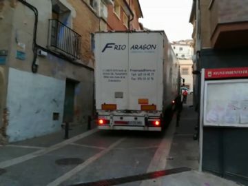 Camión frigorífico atrapado en la calle de un pueblo de Navarra Camión frigorífico atrapado en la calle de un pueblo de Navarra