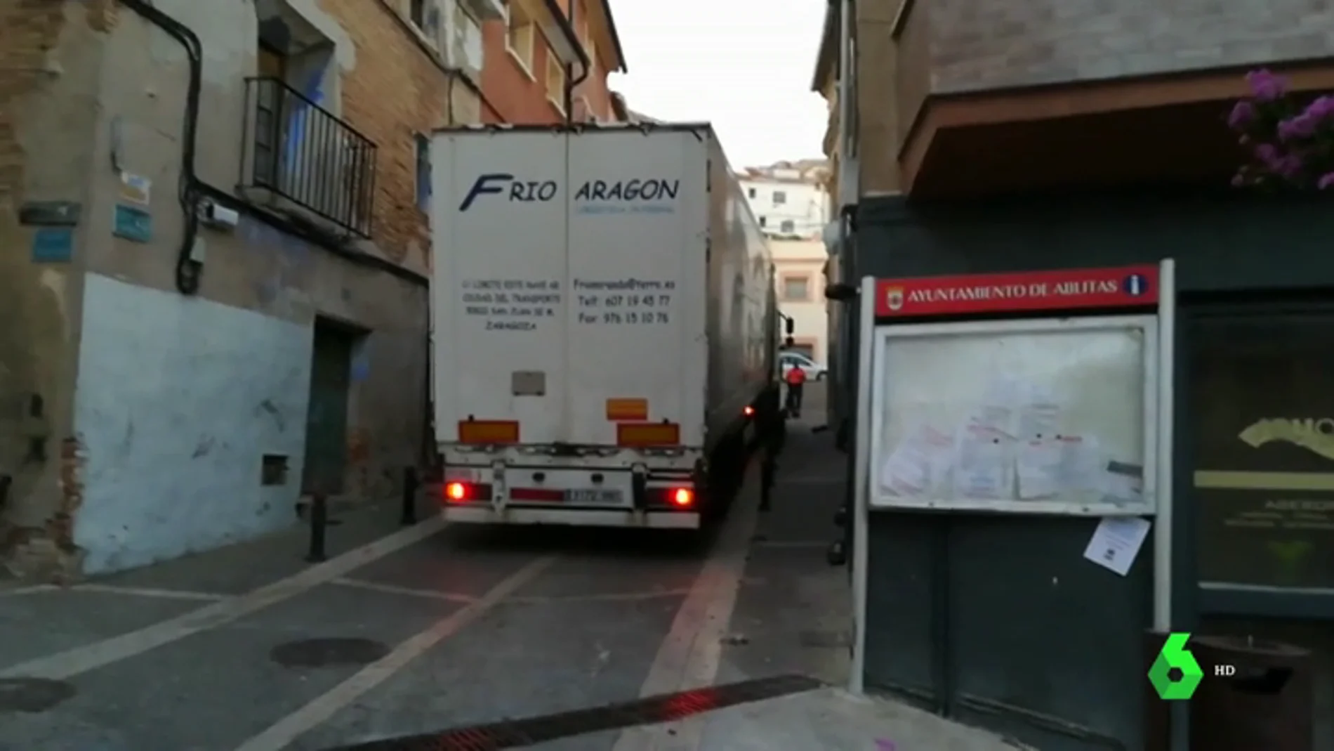 Camión frigorífico atrapado en la calle de un pueblo de Navarra