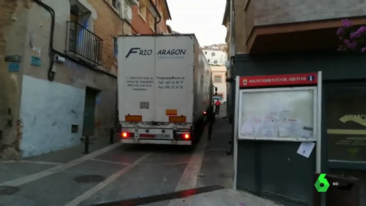 Camión frigorífico atrapado en la calle de un pueblo de Navarra.