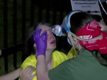 Un agente de Inmigración intenta atropellar a manifestantes frente a un centro de detención del ICE Un agente de Inmigración intenta atropellar a manifestantes frente a un centro de detención del ICE