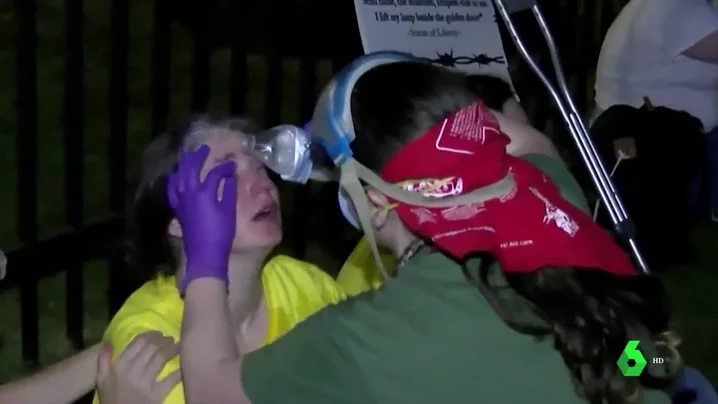 Un agente de Inmigración intenta atropellar a manifestantes frente a un centro de detención del ICE