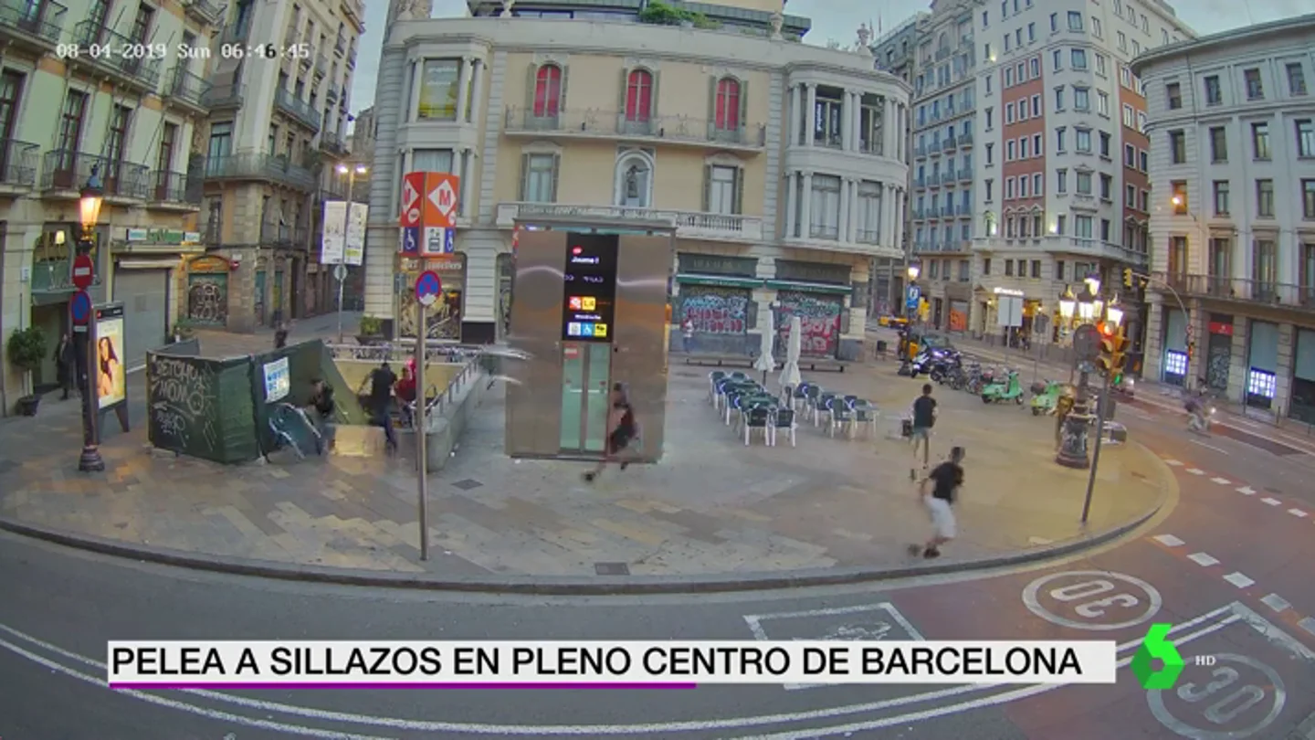 Brutal pelea a sillazos en pleno centro de Barcelona Brutal pelea a sillazos en pleno centro de Barcelona