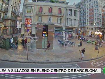 Brutal pelea a sillazos en pleno centro de Barcelona Brutal pelea a sillazos en pleno centro de Barcelona