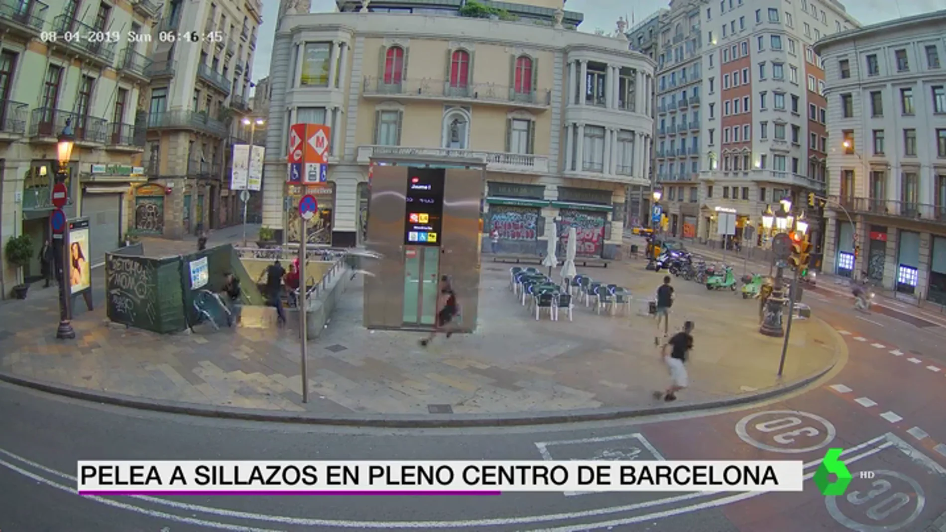 Brutal pelea a sillazos en pleno centro de Barcelona