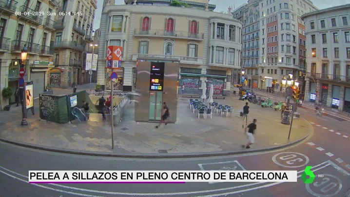 Brutal pelea a sillazos en pleno centro de Barcelona Brutal pelea a sillazos en pleno centro de Barcelona