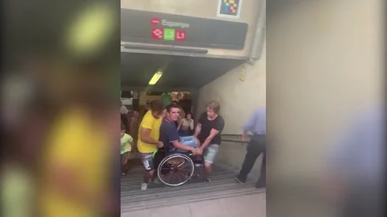 La odisea de un chico en silla de ruedas para salir del Metro de Barcelona La odisea de un chico en silla de ruedas para salir del Metro de Barcelona