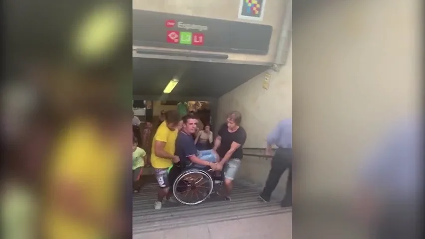 La odisea de un chico en silla de ruedas para salir del Metro de Barcelona