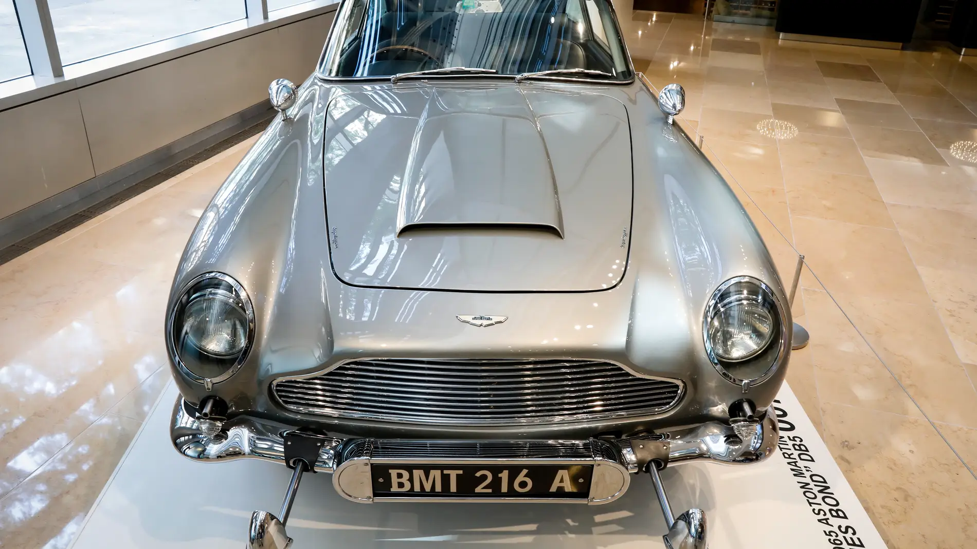 Uno de los Aston Martin DB5 de James Bond subastado por 5,8 millones de euros