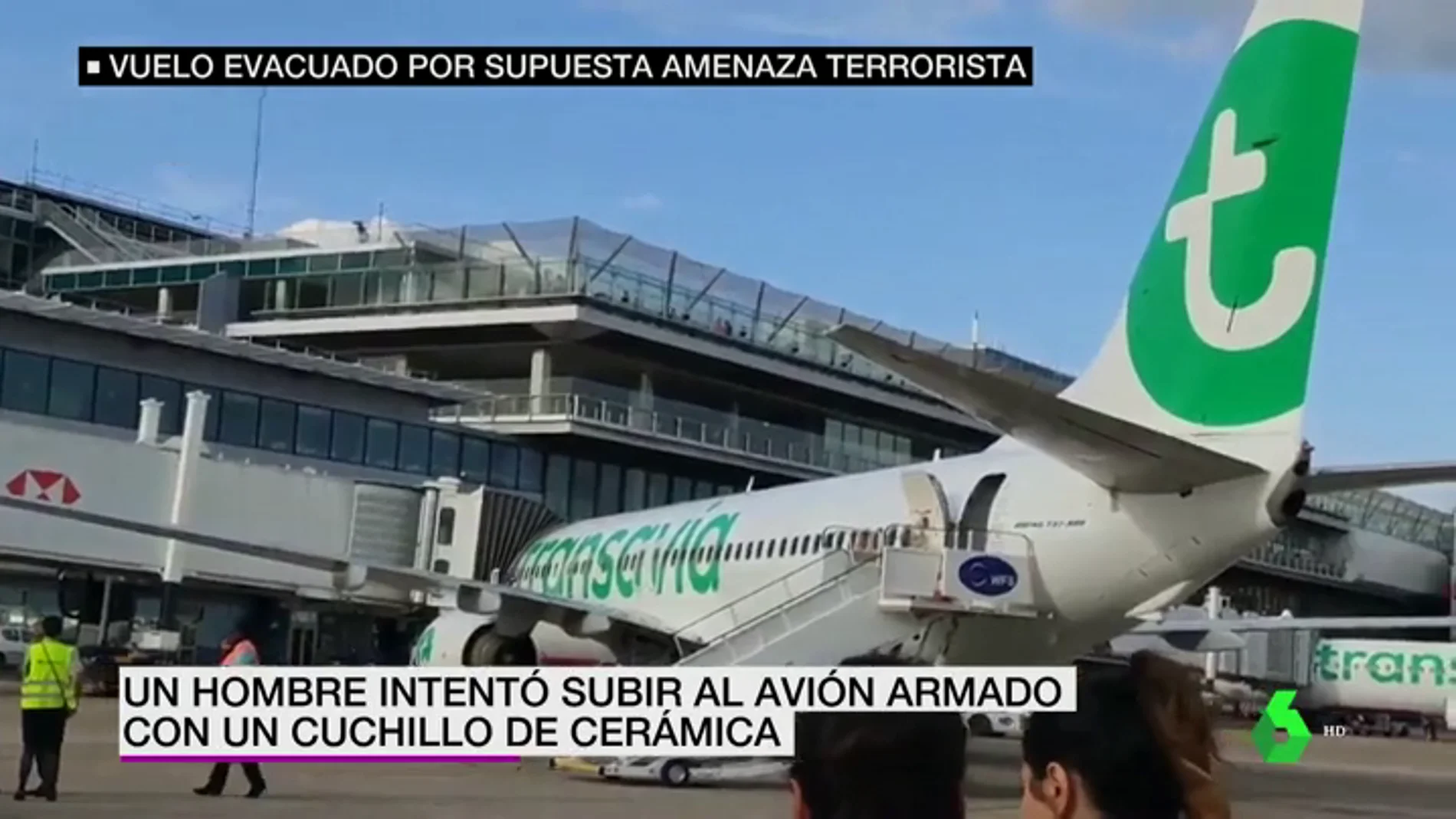 Cancelan un vuelo París-Barcelona tras el arresto de un hombre con un cuchillo