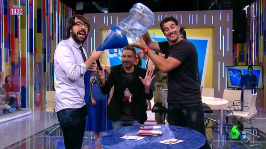 Quique Peinado totalmente empapado en 'El juego de la SemAnna' ZAPEANDO