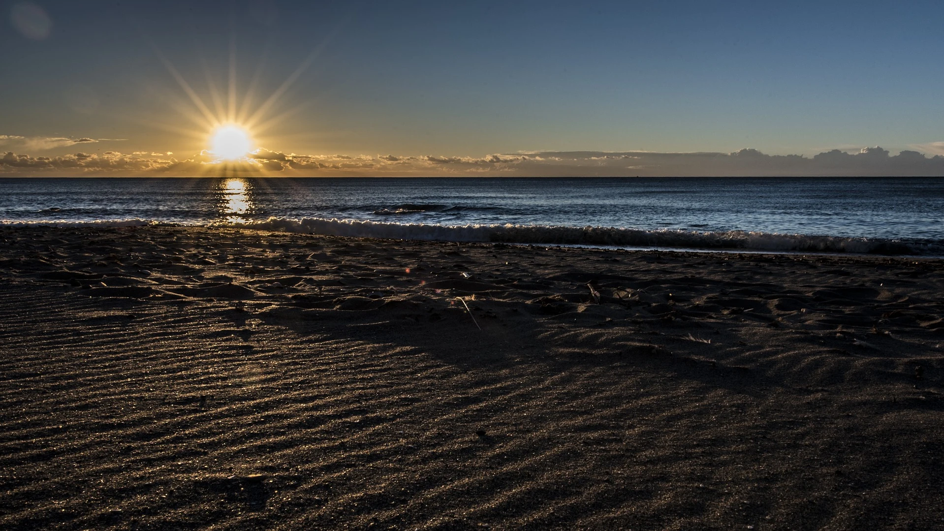 Atardecer en una playa de Málaga