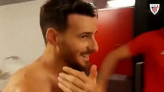 El espectacular recibimiento del vestuario del Athletic a Aritz Aduriz tras su golazo ante el Barcelona El espectacular recibimiento del vestuario del Athletic a Aritz Aduriz tras su golazo ante el Barcelona