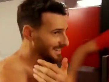 El espectacular recibimiento del vestuario del Athletic a Aritz Aduriz tras su golazo ante el Barcelona El espectacular recibimiento del vestuario del Athletic a Aritz Aduriz tras su golazo ante el Barcelona