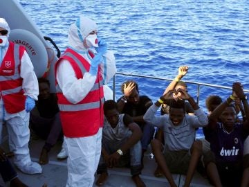 Imagen de los menores a los que se ha permitido desembarcar en Lampedusa Imagen de los menores a los que se ha permitido desembarcar en Lampedusa