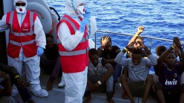Imagen de los menores a los que se ha permitido desembarcar en Lampedusa