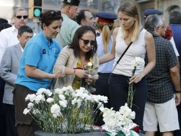 Familiares de las víctimas y afectados por el atentado terrorista del 17A depositan claveles blancos durante el acto institucional Familiares de las víctimas y afectados por el atentado terrorista del 17A depositan claveles blancos durante el acto institucional