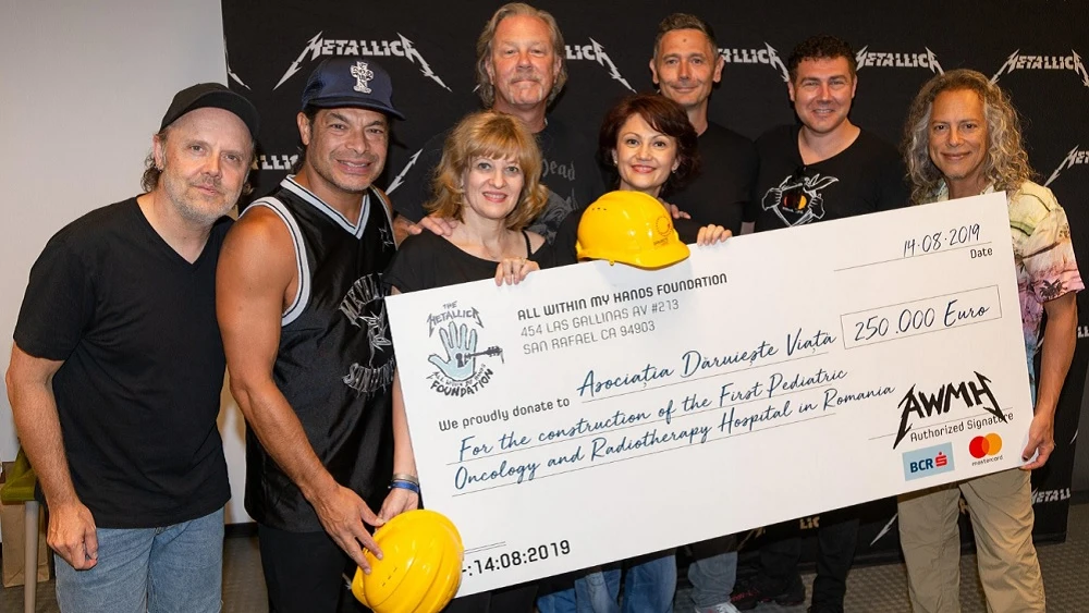 El grupo Metallica con la fundación Daruieste Viasta.