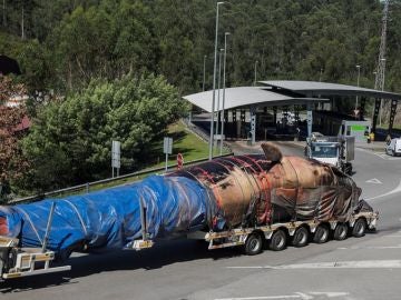 Traslado de la ballena varada en la costa asturiana para realizarle la necropsia Traslado de la ballena varada en la costa asturiana para realizarle la necropsia