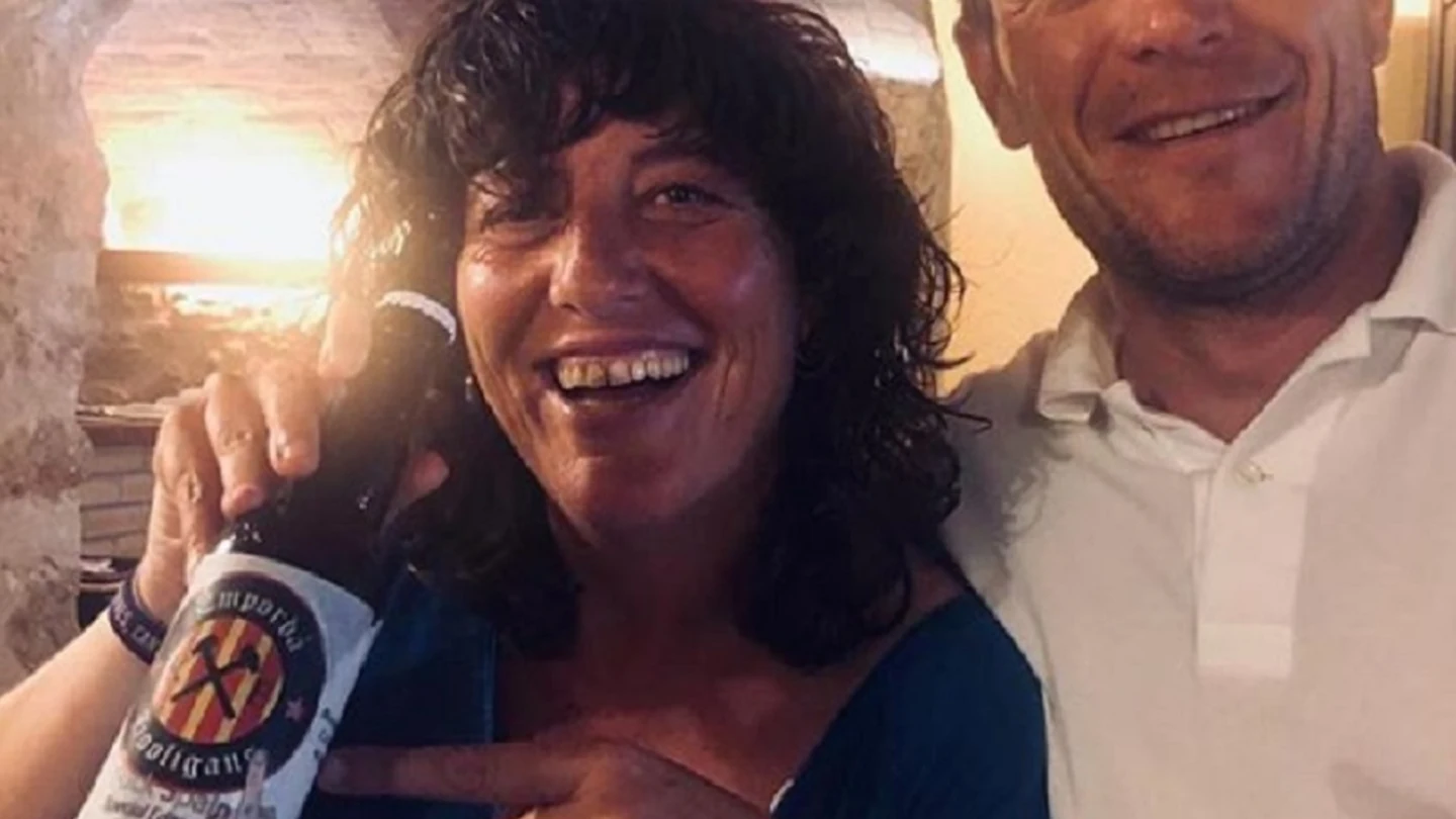 La consellera de Agricultura de la Generalitat junto a una cerveza con el lema 'Fuck Spain' La consellera de Agricultura de la Generalitat junto a una cerveza con el lema 'Fuck Spain'